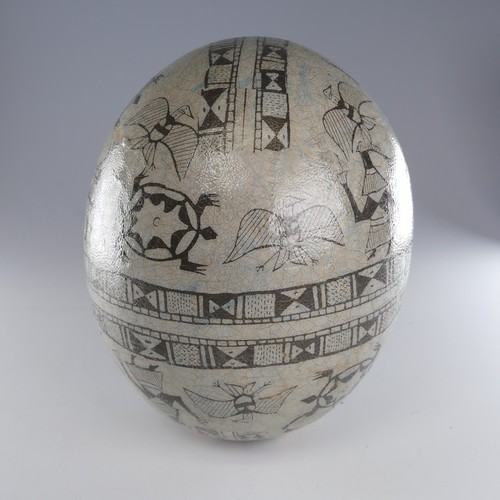 463 - A vintage African decorated Ostrich Egg, L 15 cm.