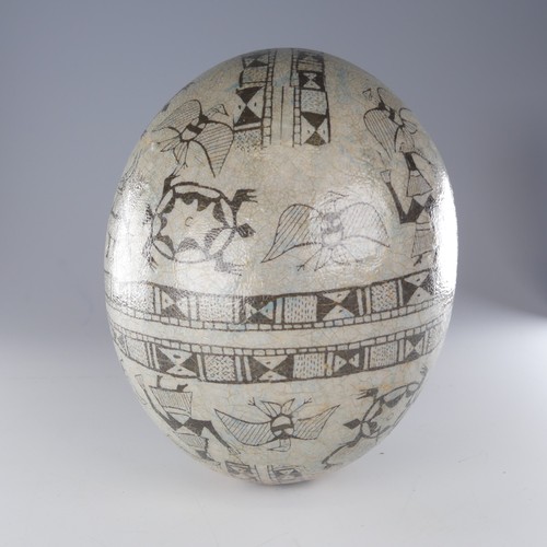 463 - A vintage African decorated Ostrich Egg, L 15 cm.