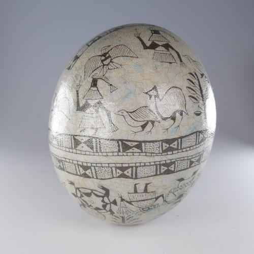 463 - A vintage African decorated Ostrich Egg, L 15 cm.