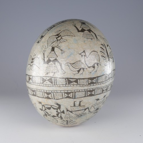 463 - A vintage African decorated Ostrich Egg, L 15 cm.