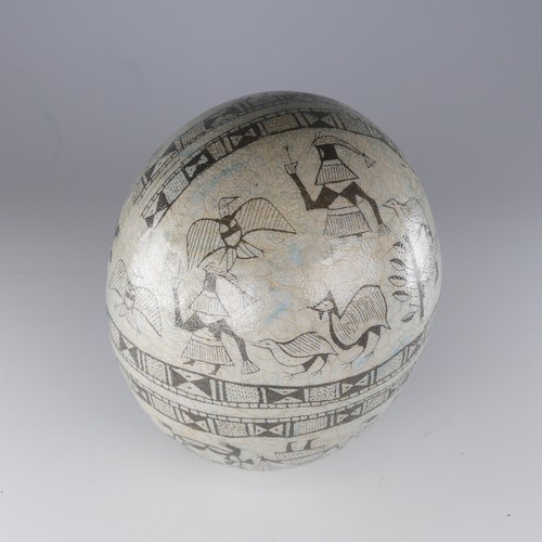 463 - A vintage African decorated Ostrich Egg, L 15 cm.