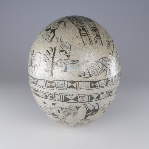 463 - A vintage African decorated Ostrich Egg, L 15 cm.