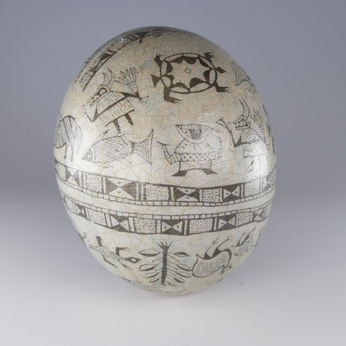 463 - A vintage African decorated Ostrich Egg, L 15 cm.