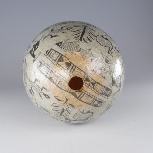 463 - A vintage African decorated Ostrich Egg, L 15 cm.