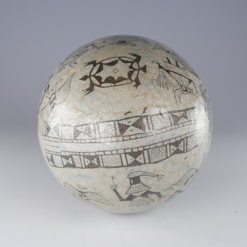 463 - A vintage African decorated Ostrich Egg, L 15 cm.