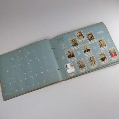 192 - A Godfrey Phillips Ltd. 'Photos of Football Players' card album, 1922/1923, containing Pinnace photo... 