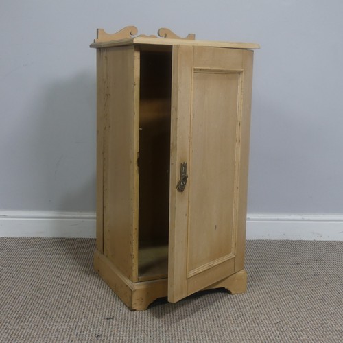 523 - A vintage pine pot Cupboard, W 39 cm x H 82 cm x D 39 cm.