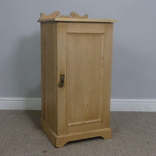 523 - A vintage pine pot Cupboard, W 39 cm x H 82 cm x D 39 cm.