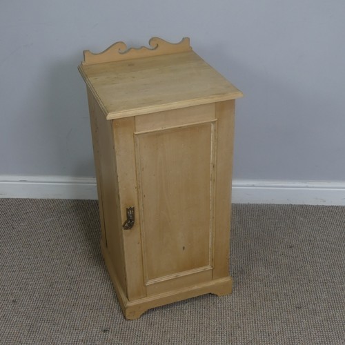 523 - A vintage pine pot Cupboard, W 39 cm x H 82 cm x D 39 cm.