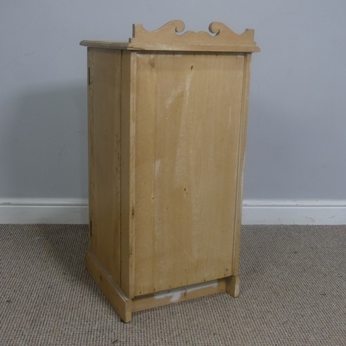 523 - A vintage pine pot Cupboard, W 39 cm x H 82 cm x D 39 cm.