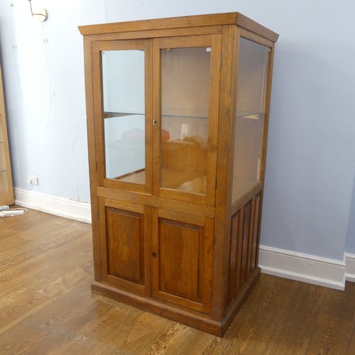 527 - A good 20th century oak shop / museum display Cabinet, moulded top over two large glazed doors, flan... 