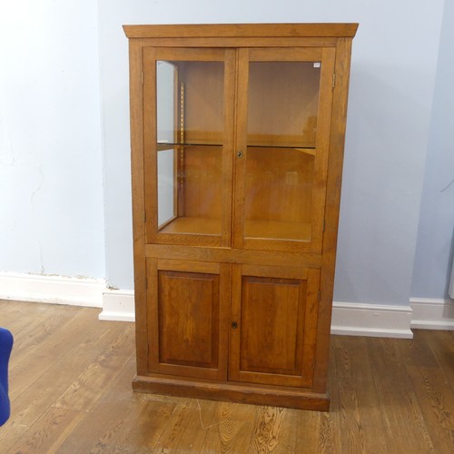 527 - A good 20th century oak shop / museum display Cabinet, moulded top over two large glazed doors, flan... 