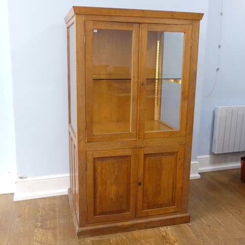 527 - A good 20th century oak shop / museum display Cabinet, moulded top over two large glazed doors, flan... 