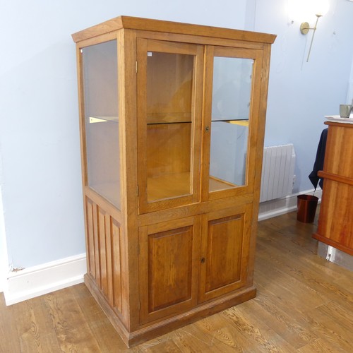 527 - A good 20th century oak shop / museum display Cabinet, moulded top over two large glazed doors, flan... 