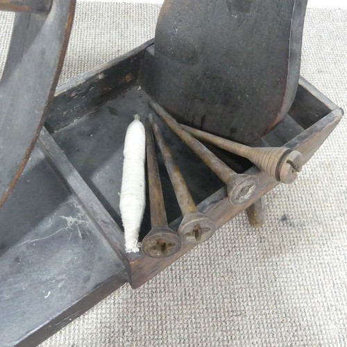 534 - A large late 18th / early 19th century oak country spinning Wheel, W 114 cm x H 114 cm x D 28 cm.... 