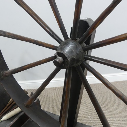 534 - A large late 18th / early 19th century oak country spinning Wheel, W 114 cm x H 114 cm x D 28 cm.... 