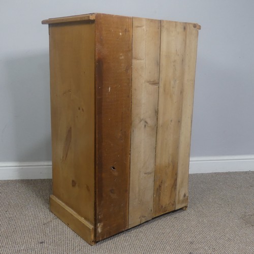 550 - A 20th century small pine Chest of drawers, in a Wellington Chest style, W 60 cm x H 92 cm x D 41 cm... 