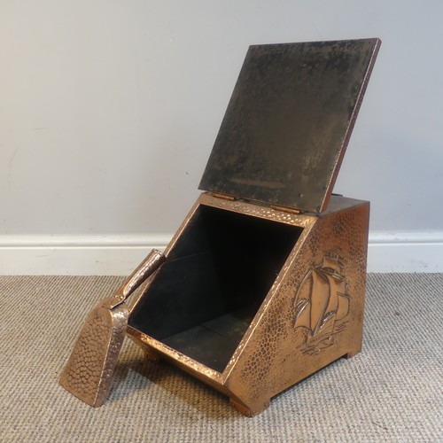 485 - J & F Poole of Hayle Arts & Crafts copper coal Scuttle, with distinctive hammered finish and... 