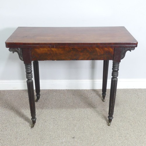 572 - A Regency mahogany card Table, raised on reeded column legs and brass castors, W 91.5 cm x H 74 cm x... 