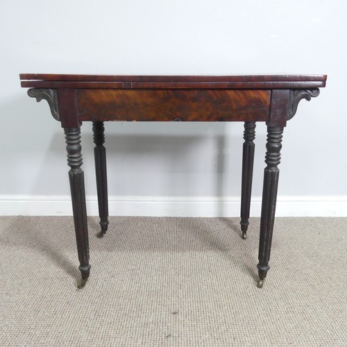 572 - A Regency mahogany card Table, raised on reeded column legs and brass castors, W 91.5 cm x H 74 cm x... 