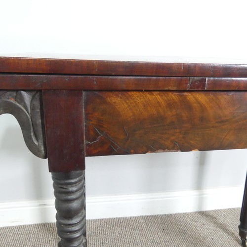 572 - A Regency mahogany card Table, raised on reeded column legs and brass castors, W 91.5 cm x H 74 cm x... 