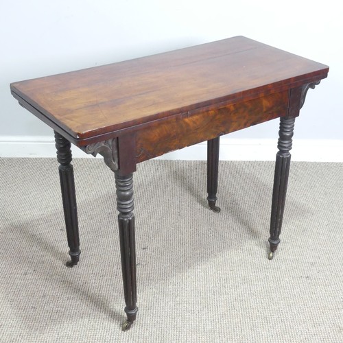 572 - A Regency mahogany card Table, raised on reeded column legs and brass castors, W 91.5 cm x H 74 cm x... 