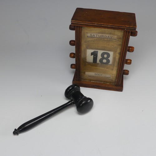 578 - A Vintage small ebony Gavel, L 13 cm, together with an antique oak perpetual desk Calendar(2)... 