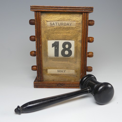 578 - A Vintage small ebony Gavel, L 13 cm, together with an antique oak perpetual desk Calendar(2)... 