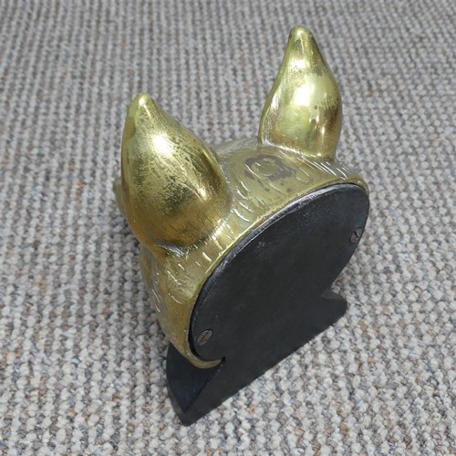 426 - An antique brass doorstop in the form of a Fox / Wolf, H 18 cm.