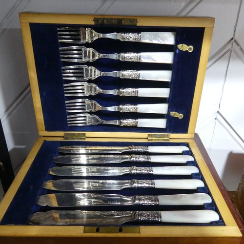 378 - A canteen of silver plated Fish Cutlery, six place setting with mother of pearl handles, in velvet l... 