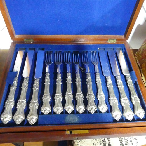 378 - A canteen of silver plated Fish Cutlery, six place setting with mother of pearl handles, in velvet l... 