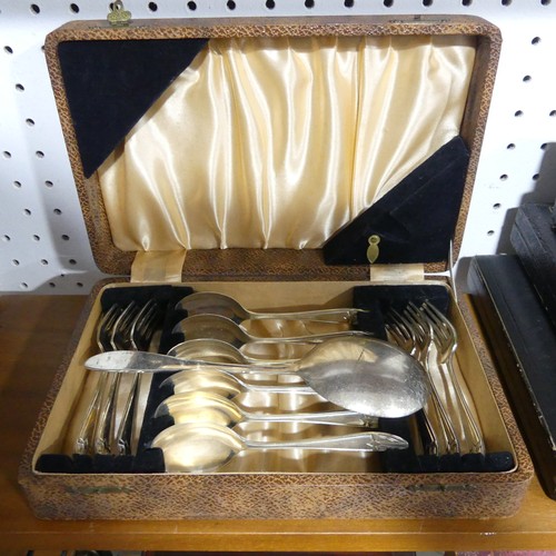 378 - A canteen of silver plated Fish Cutlery, six place setting with mother of pearl handles, in velvet l... 