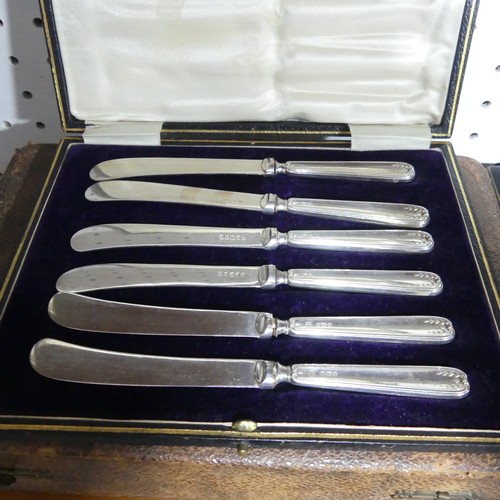 378 - A canteen of silver plated Fish Cutlery, six place setting with mother of pearl handles, in velvet l... 