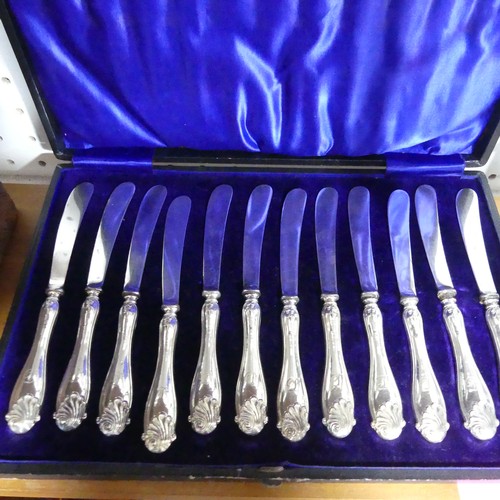 378 - A canteen of silver plated Fish Cutlery, six place setting with mother of pearl handles, in velvet l... 