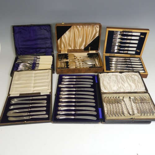 378 - A canteen of silver plated Fish Cutlery, six place setting with mother of pearl handles, in velvet l... 