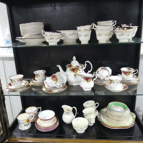 369 - A 19th century Staffordshire part tea set, comprising teapot, sugar basin and cream jug with sixteen... 