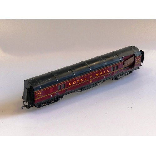 84A - Exley: a Type K5 ‘00’ gauge L.M.S. Royal Mail Coach, No.30004, maroon, together with six Type 5 L.M.... 