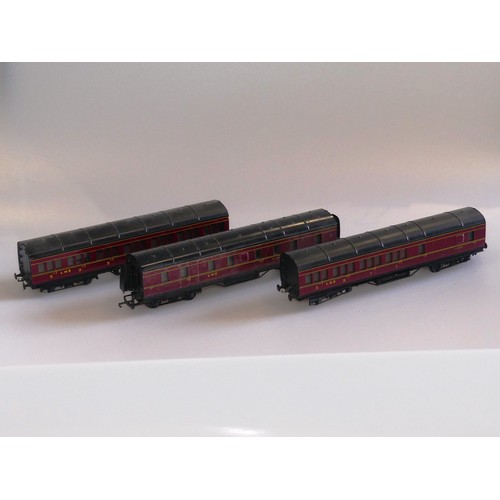 84A - Exley: a Type K5 ‘00’ gauge L.M.S. Royal Mail Coach, No.30004, maroon, together with six Type 5 L.M.... 