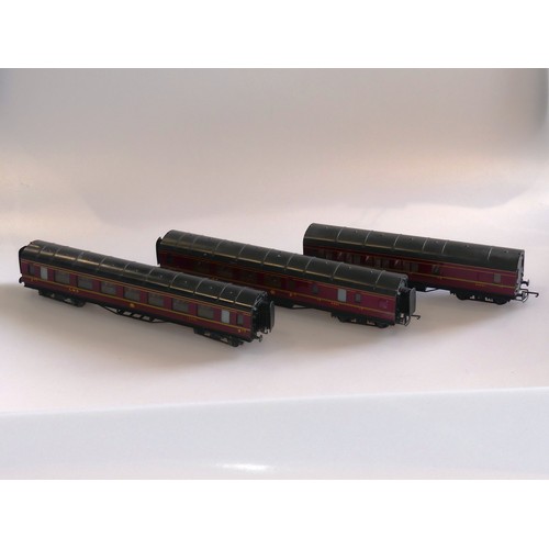 84A - Exley: a Type K5 ‘00’ gauge L.M.S. Royal Mail Coach, No.30004, maroon, together with six Type 5 L.M.... 