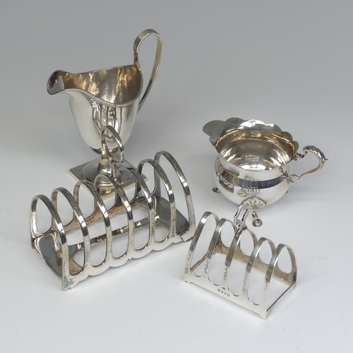 43 - A George V silver five bar Toast Rack, by Viner’s, hallmarked London, 1935, 7.5cm long, togeth... 