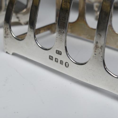 43 - A George V silver five bar Toast Rack, by Viner’s, hallmarked London, 1935, 7.5cm long, togeth... 