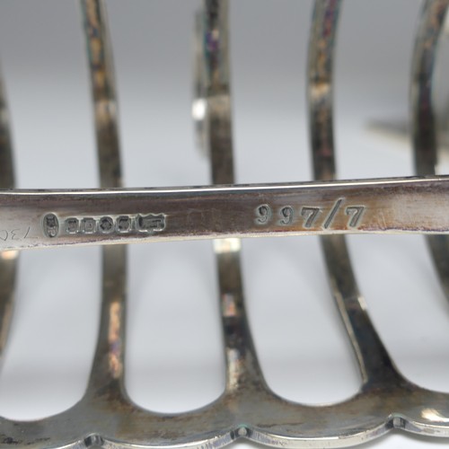 43 - A George V silver five bar Toast Rack, by Viner’s, hallmarked London, 1935, 7.5cm long, togeth... 