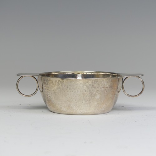 62 - An Edwardian silver quaich style two handled Bowl, by Reid & Sons Ltd., hallmarked She... 