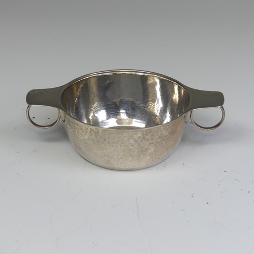 62 - An Edwardian silver quaich style two handled Bowl, by Reid & Sons Ltd., hallmarked She... 