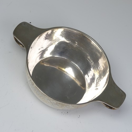 62 - An Edwardian silver quaich style two handled Bowl, by Reid & Sons Ltd., hallmarked She... 