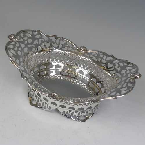 27 - An Edwardian silver pierced Basket, by Sibray, Hall & Co Ltd., hallmarked London 1908, of oval f... 