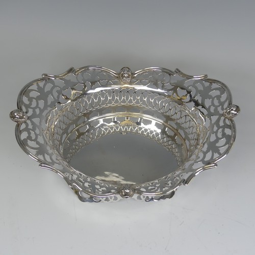 27 - An Edwardian silver pierced Basket, by Sibray, Hall & Co Ltd., hallmarked London 1908, of oval f... 