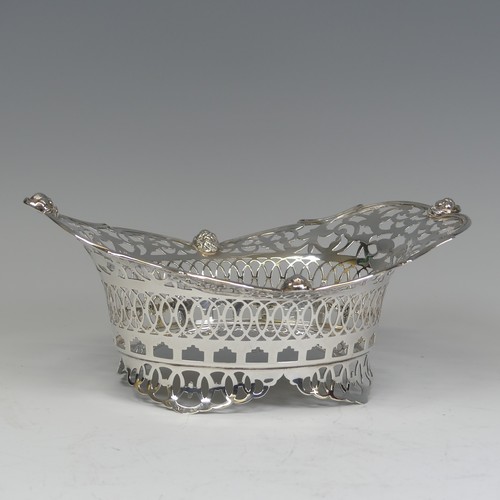 27 - An Edwardian silver pierced Basket, by Sibray, Hall & Co Ltd., hallmarked London 1908, of oval f... 