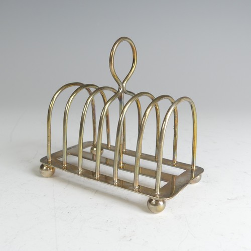 80 - An Edwardian silver seven bar Toast Rack, by Mappin & Webb, hallmarked Sheffield 1905, on rectan... 