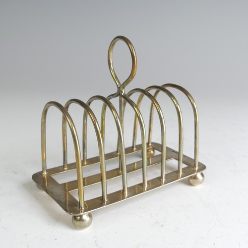 80 - An Edwardian silver seven bar Toast Rack, by Mappin & Webb, hallmarked Sheffield 1905, on rectan... 